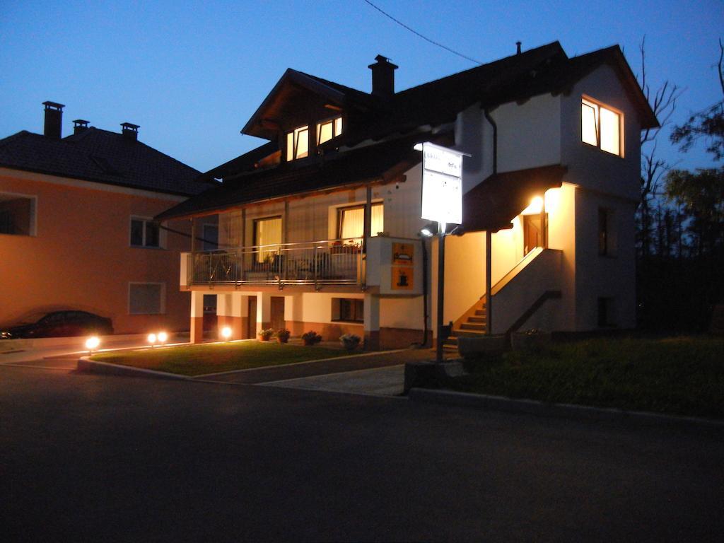 Rooms & Apartment Mira G. Postojna Buitenkant foto