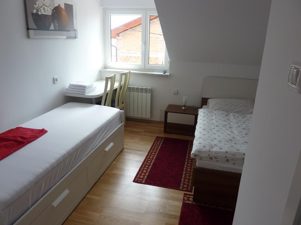 Rooms & Apartment Mira G. Postojna Buitenkant foto