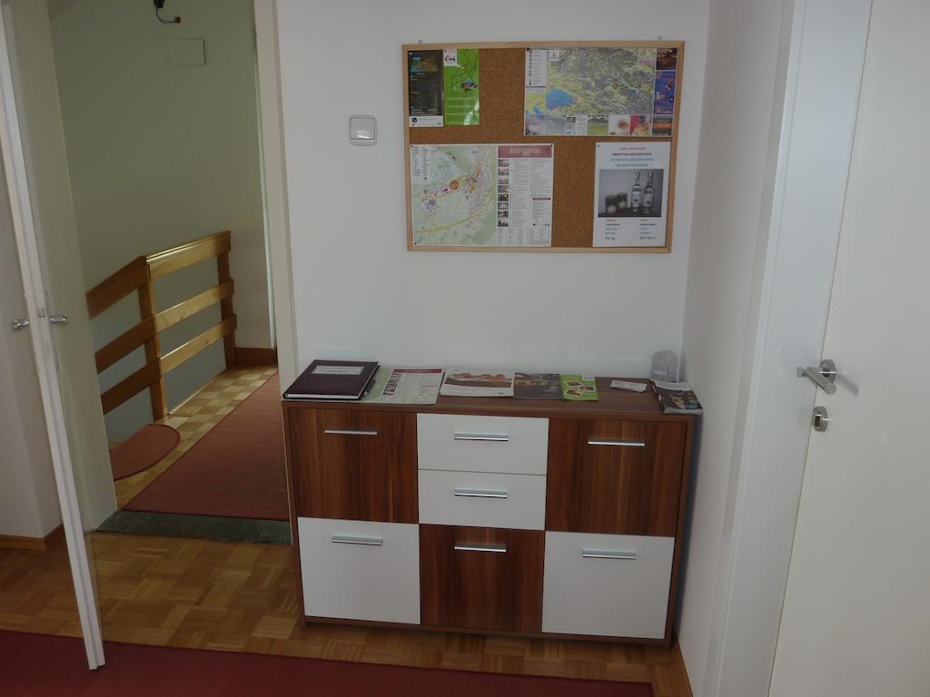 Rooms & Apartment Mira G. Postojna Buitenkant foto