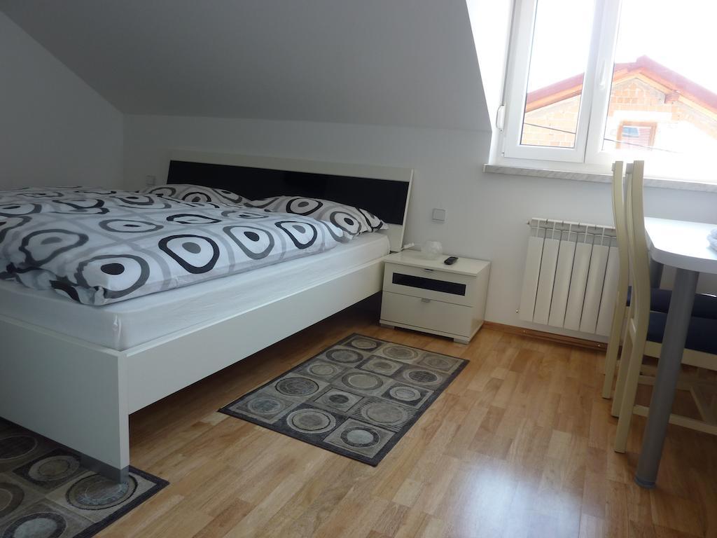 Rooms & Apartment Mira G. Postojna Kamer foto