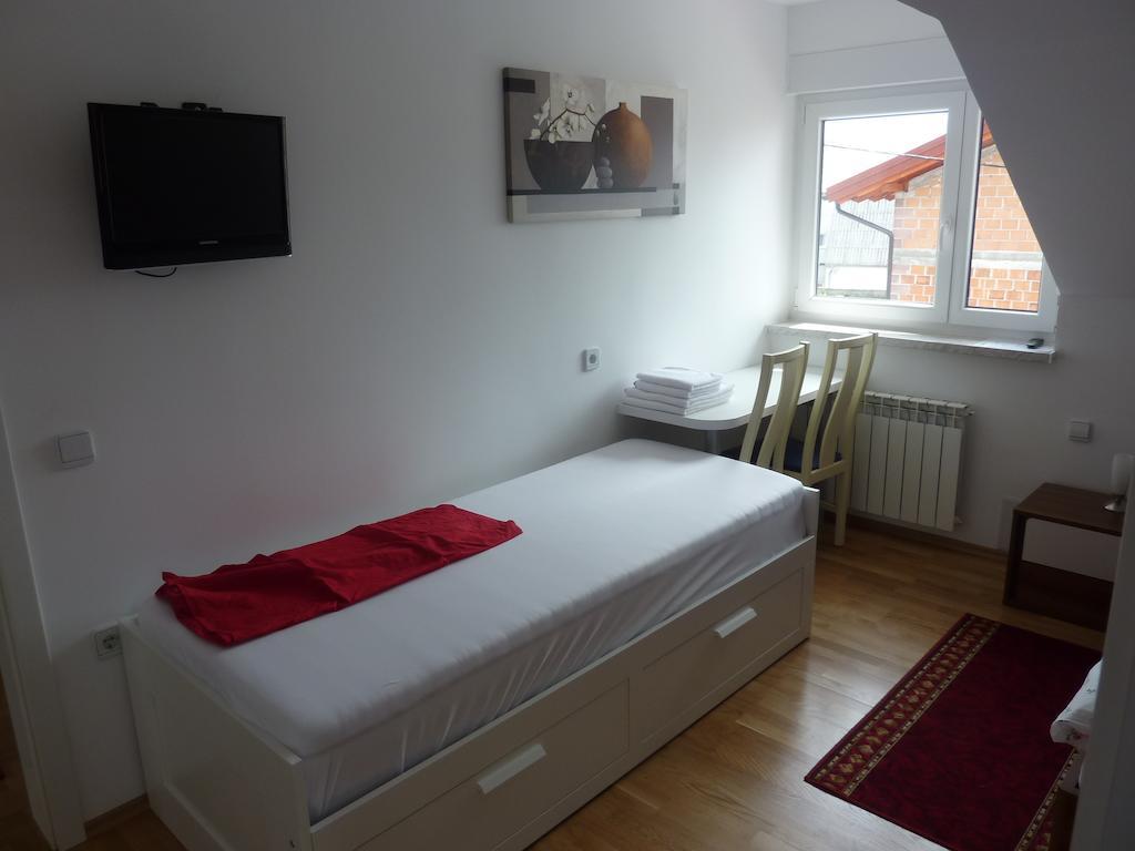 Rooms & Apartment Mira G. Postojna Buitenkant foto