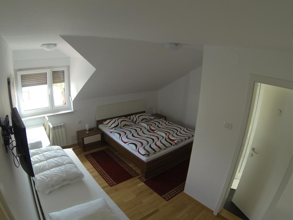 Rooms & Apartment Mira G. Postojna Buitenkant foto