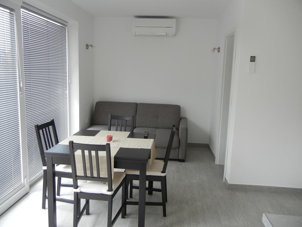 Rooms & Apartment Mira G. Postojna Buitenkant foto