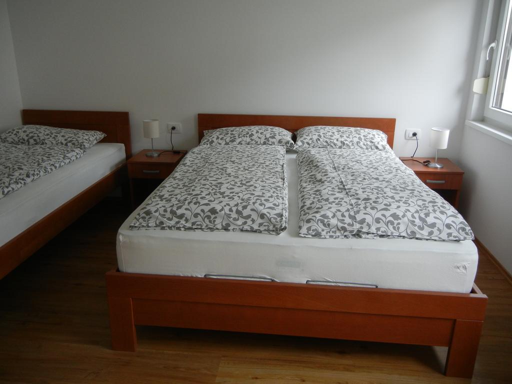 Rooms & Apartment Mira G. Postojna Buitenkant foto